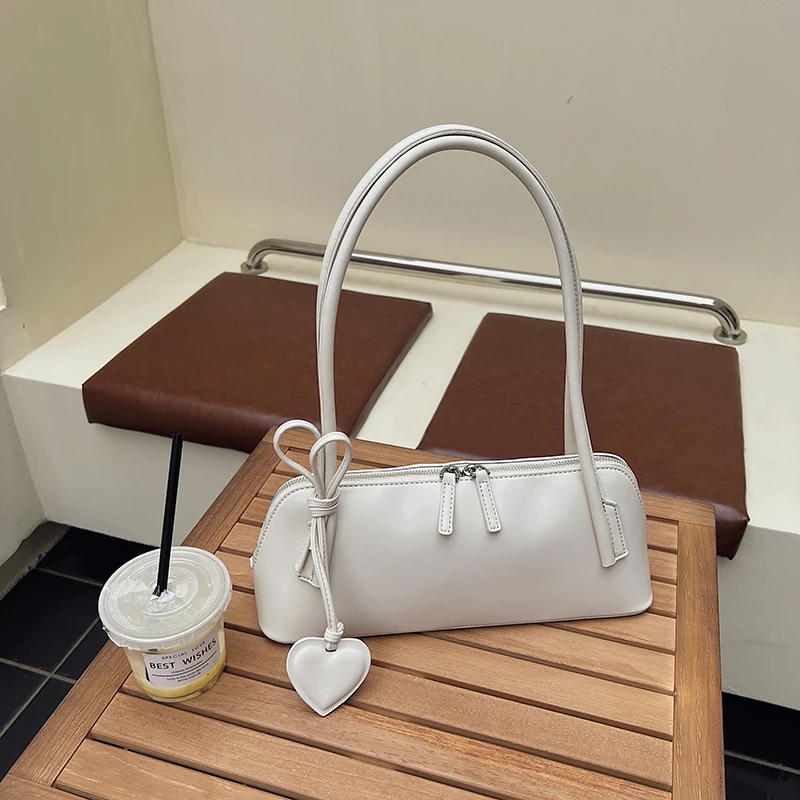 2025 الخريف والشتاء موضة جديدة الصلبة بولي PU حقائب كتف مربعة شعبية بسيطة تنوعا الشعور على حقائب الإبط الفاخرة للنساء