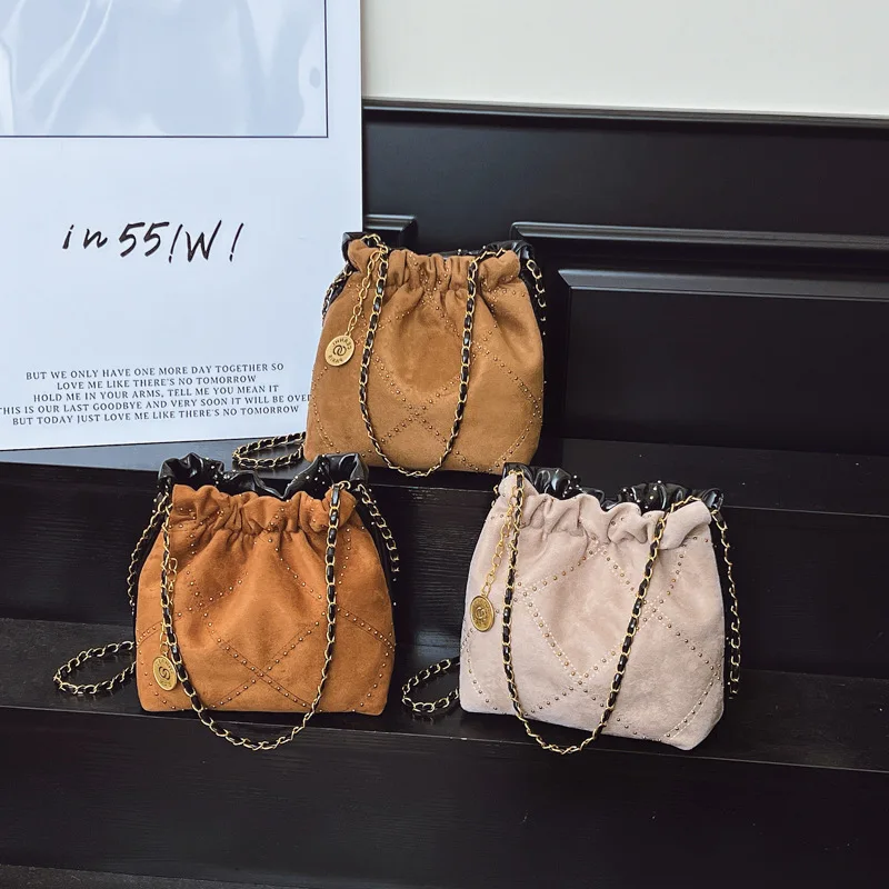 

2025Новая женская стеганая сумка-ведро с заклепками и ромбами, многофункциональная сумка-тоут с цепочкой, большая вместительная ручная сумка через плечо