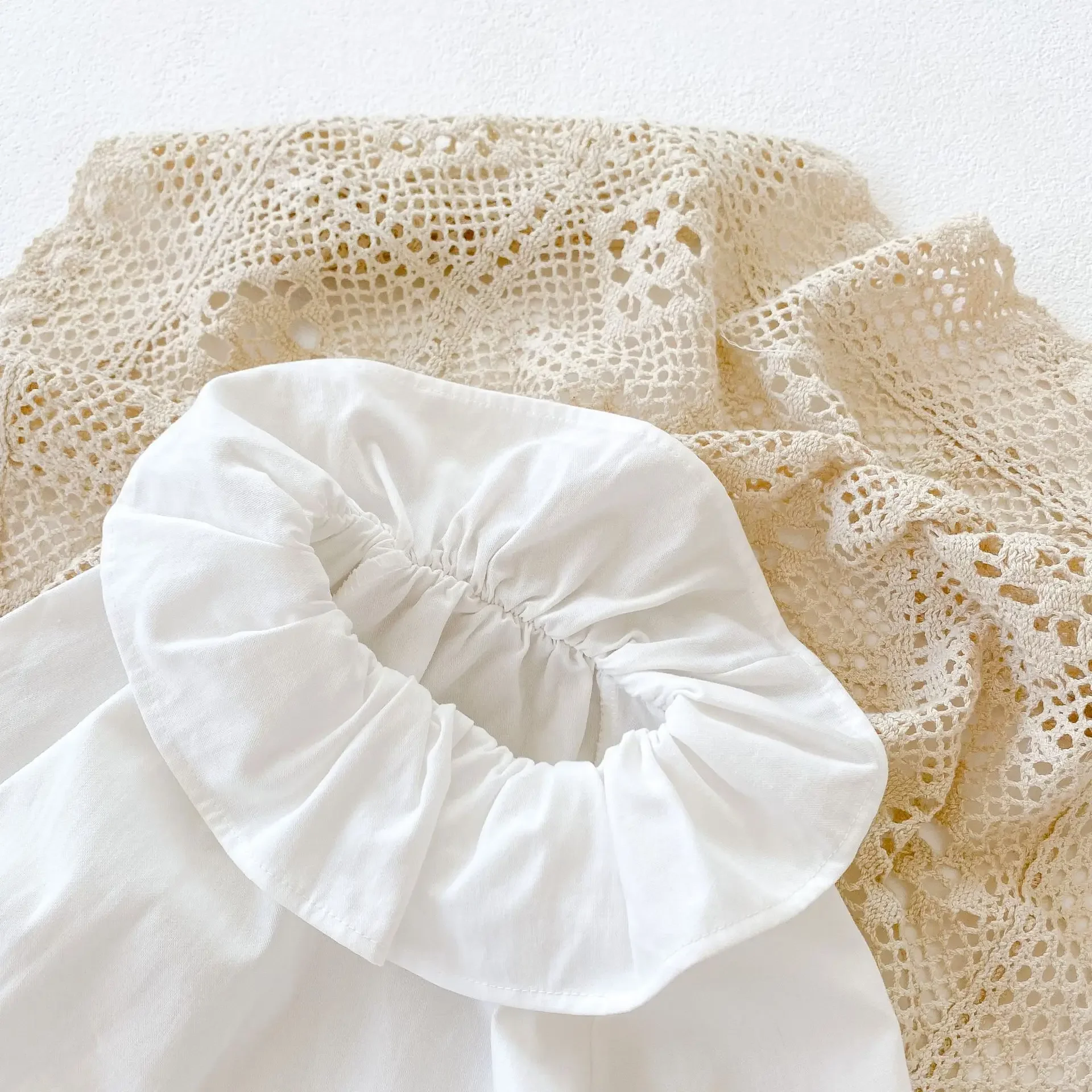 الفتيات قمصان بيضاء الكشكشة طوق الكورية نمط الصغار الاطفال البلوزات ملابس الرضع لون نقي بلايز 2025 الخريف الوليد الطفل