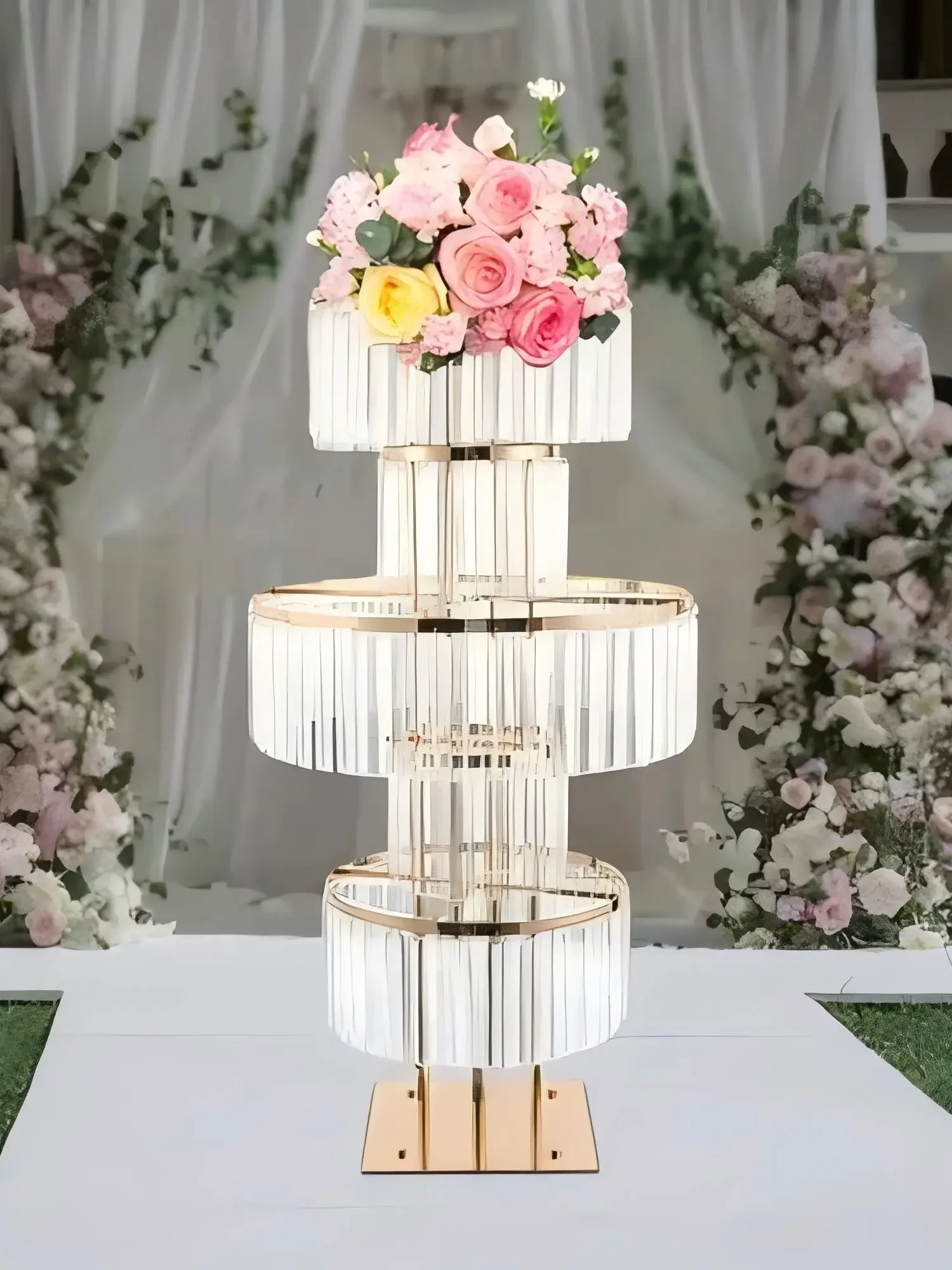 Elegante Eleganz: 100 cm hoher 5-stufiger Blumenständer im Kristall-Stil aus Acryl mit goldenem Rahmen - Das ultimative Hochzeits-Centerpiece – Detail 1