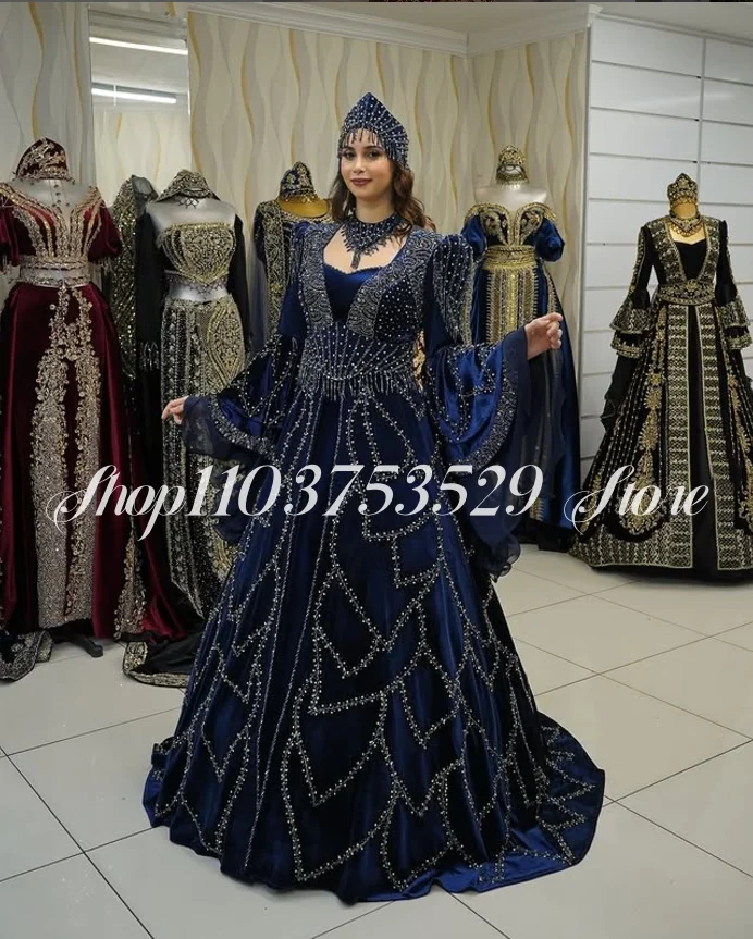 Edelsteinblaues Abendkleid aus dem Nahen Osten mit langärmliger Knopfleiste, exquisite Diamant-Perlenapplikationen, individuelles ethnisches Hochzeitskleid