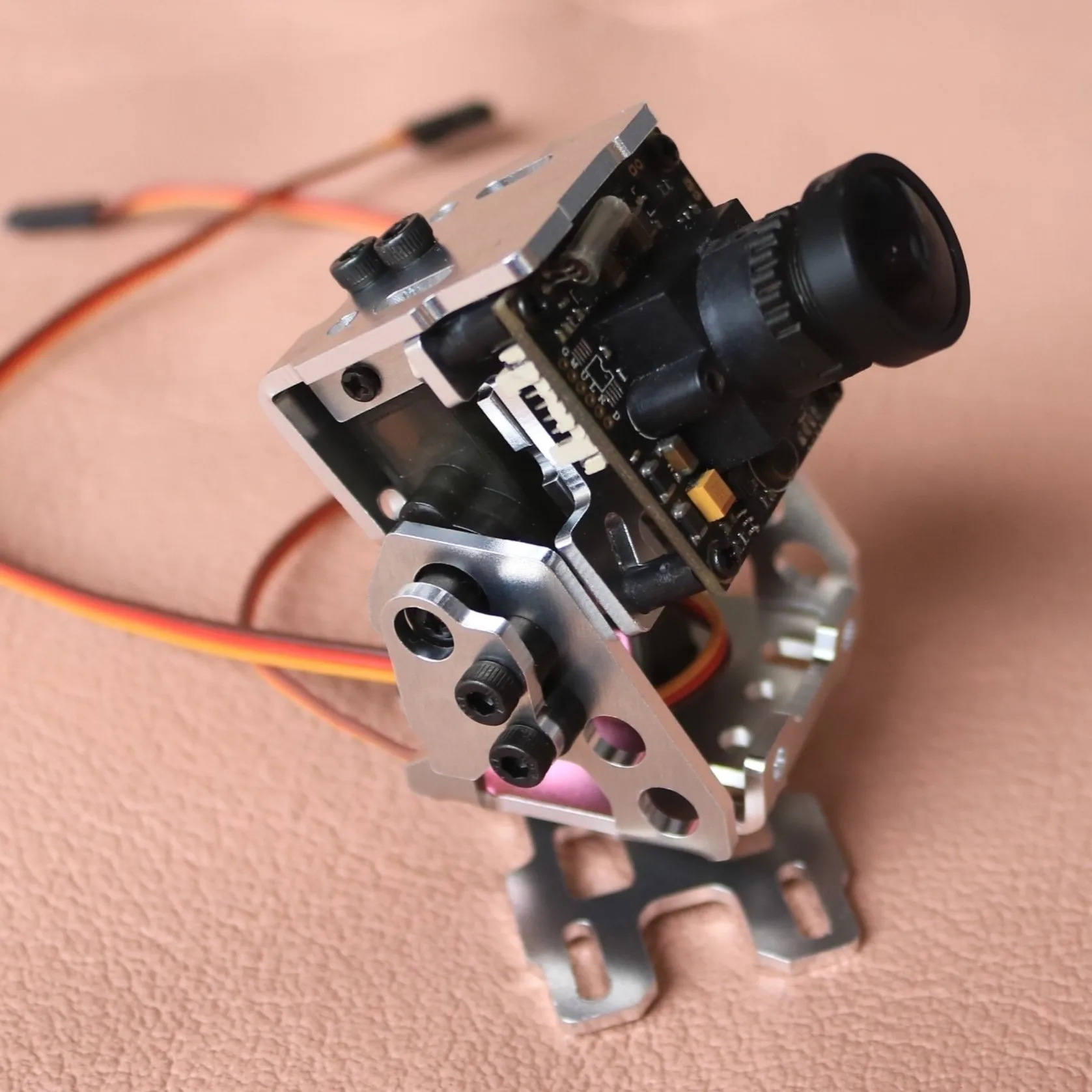 ขายึดกิมบอลเซอร์โว, การไล่ล่าหัว FPV ท้ายฟ้า, กิมบอล FPV สองแกน, กิมบอลรุ่น 4