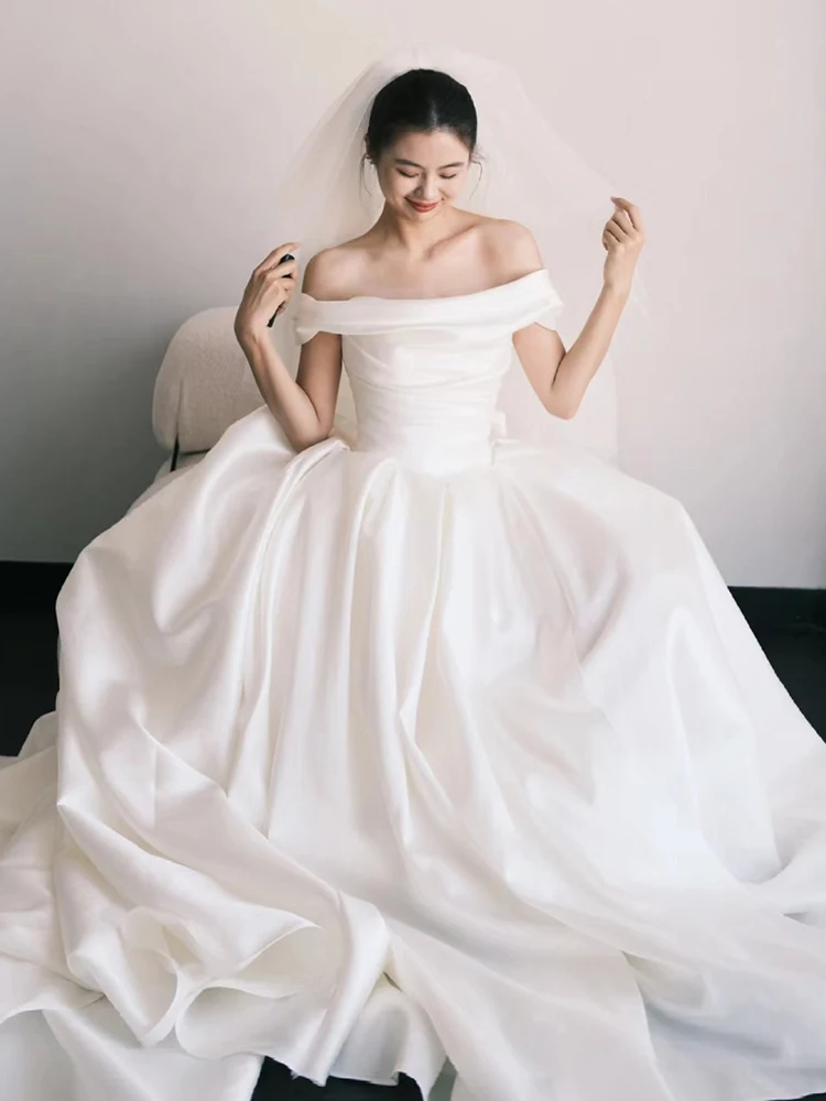 

Шелковое атласное свадебное платье в стиле Хепберн с одним открытым плечом, пышной юбкой и шлейфом, длинное, для невесты или гостей на входе