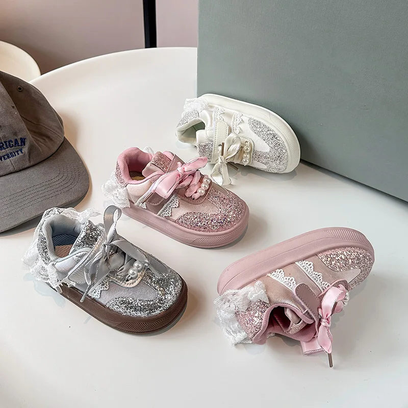 Girls' Crystal Sequins Decorated Flat-bottomed Casual Shoes Spring and Autumn Lace Edge Pearl Design Children's Sports Shoes.