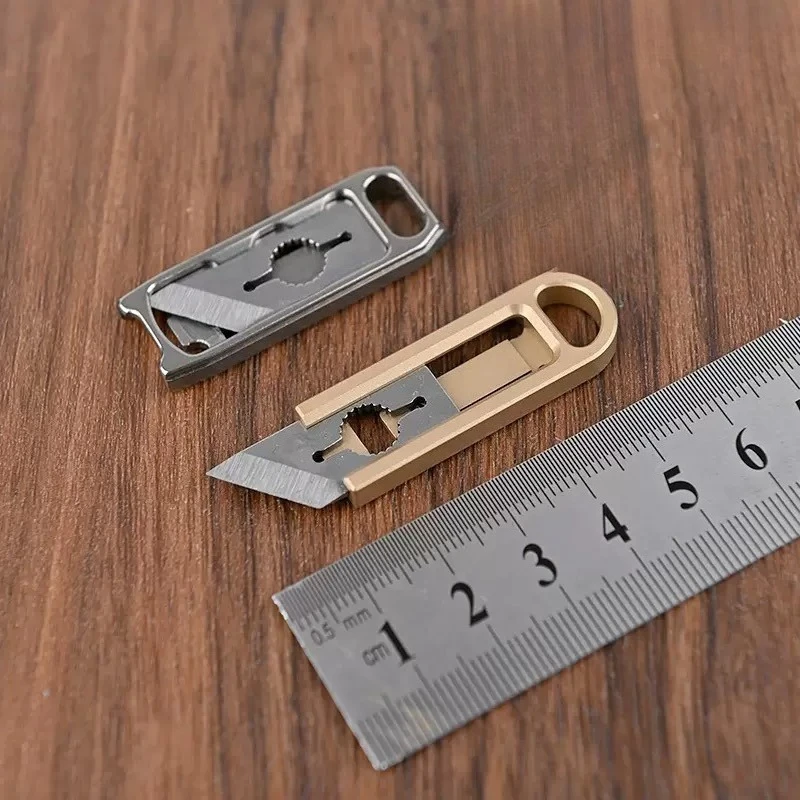 Cuchillo táctico mini de titanio y latón afilado para llavero - imagen 3