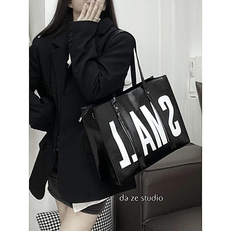 

2024 New Slung Crossbody Bag Female Texture Niche Students Attend Class Tote Bag Large Capacity All-match Commuter Shoulder Bags