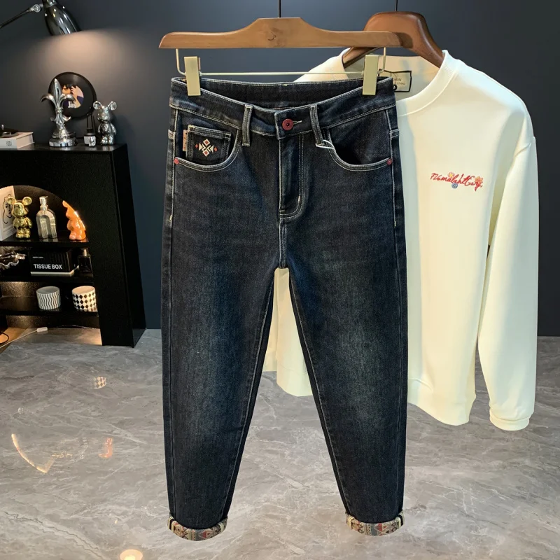 

Модные брендовые зимние джинсы с принтом для мужчин. Новый стиль 2025 года с добавлением флиса и утолщенными маленькими ножками, теплые длинные брюки.