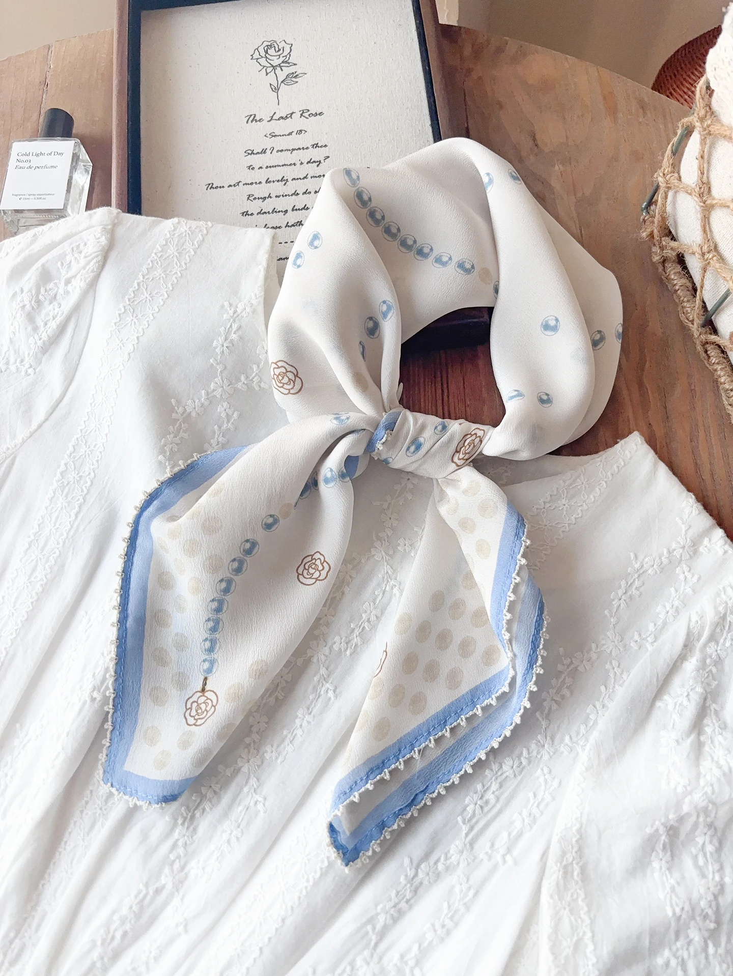 シルクレーススクエアスカーフ女性のファッショナブルな多用途春秋新スタイルマルベリーシルク小さなショール韓国スタイルプリント