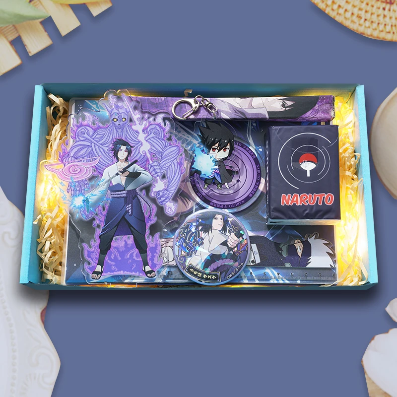 Confezione regalo anime Giocattoli Naruto Uchiha Itachi Sasuke Figura Cosplay Prop Piatti in piedi Portachiavi Adesivi Distintivo Cartolina