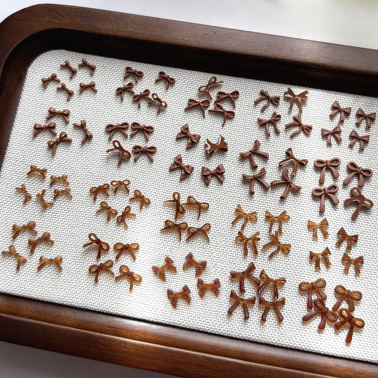 لطيف الراتنج Bowknot البني الأحمر الأسود الوردي ربطة القوس فيونكة سحر جميل الشريط بسيط أنيق مسمار الفن زينة مانيكير أداة الملحقات