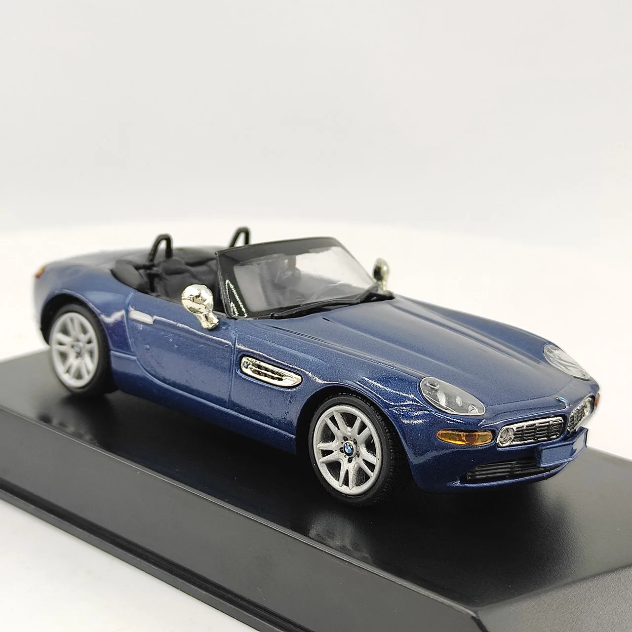 

Дефектный MAXI CAR Модель автомобиля из синего кабриолета BMW Z8 в масштабе 1:43