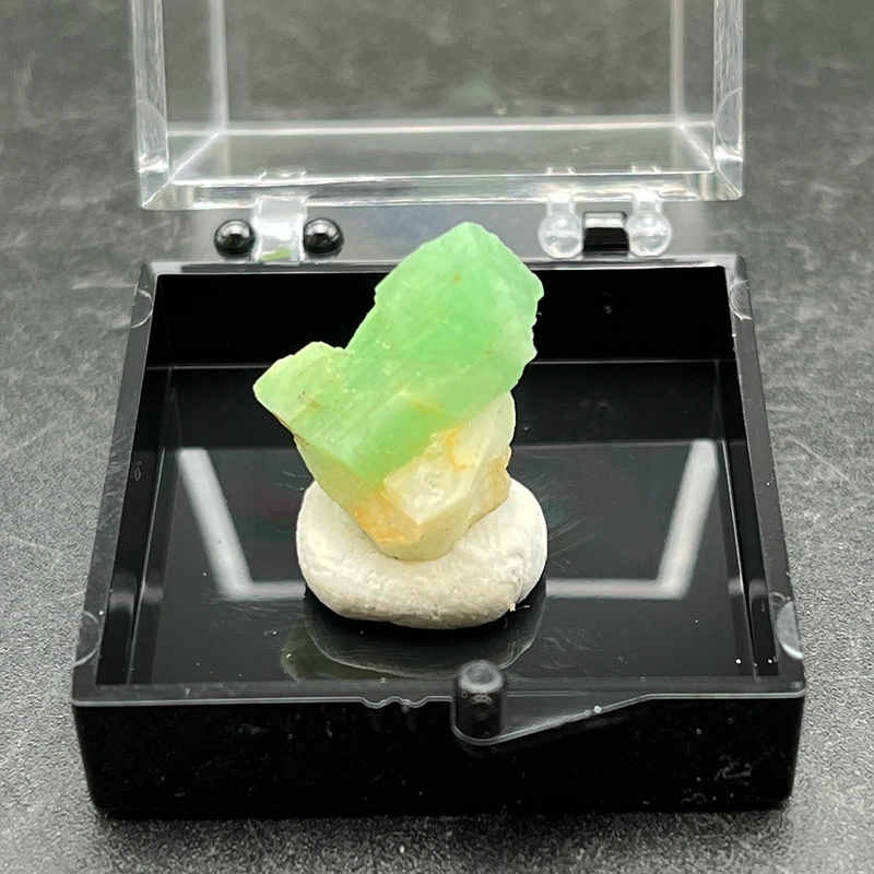 100% Natural Brazil green emerald mineral gem-grade crystal specimens stones and crystals + box size 3.5 cm