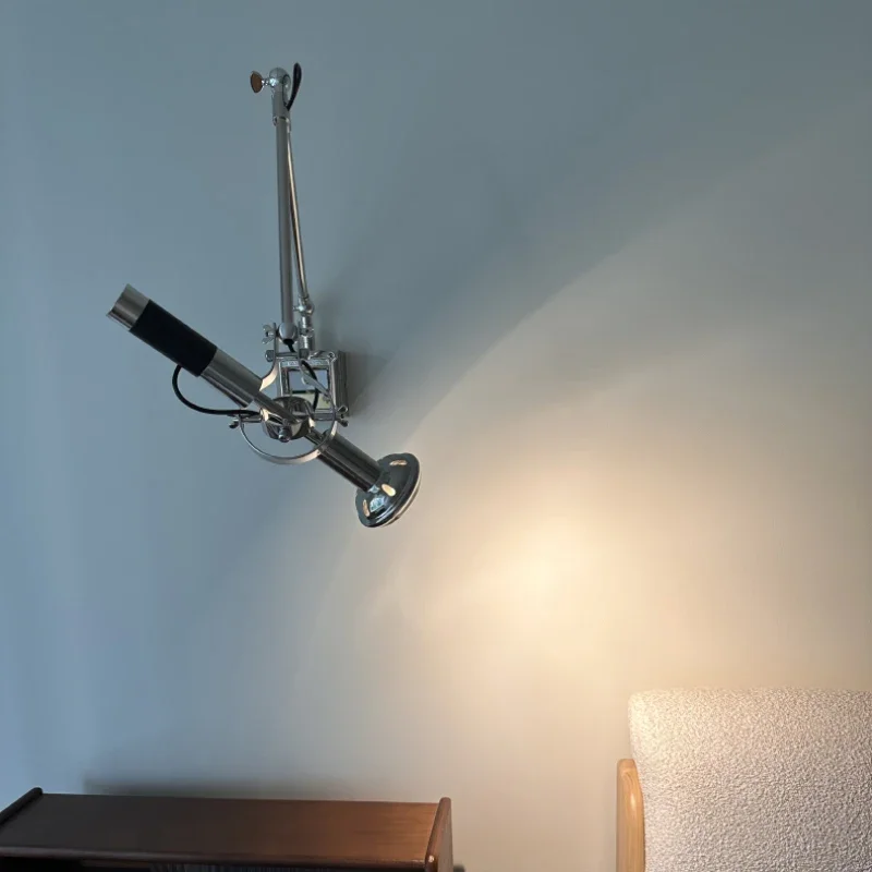 Moderne Chrom-Metall-LED-Wandleuchte mit Schalter, drehbar, neuartiges Design, künstlerische Beleuchtung für Schlafzimmer, Lese- und Arbeitszimmer