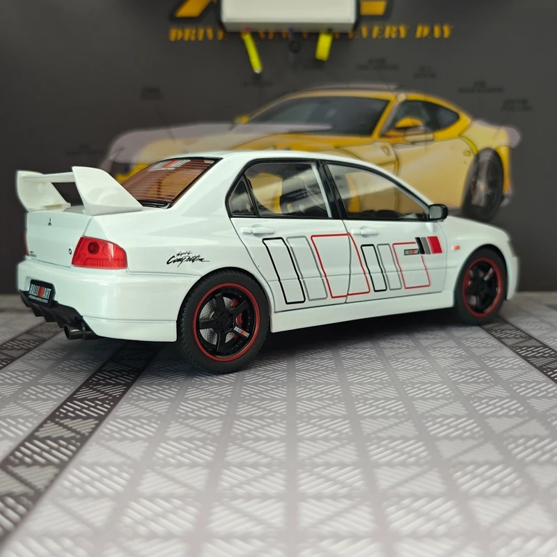 

Модель раллийного автомобиля Mitsubishi EVO 9-го поколения в масштабе 1:24, из сплава, с открывающимися дверями и функцией возврата силы (имитация динамики движения).