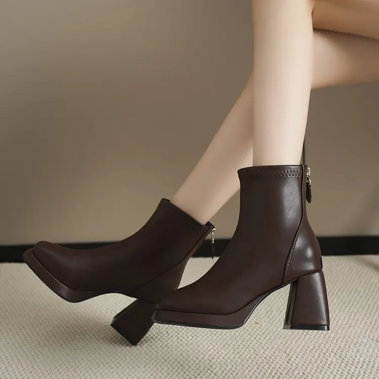 Damen Plateau-Stiefeletten mit eckiger Spitze, Reißverschluss hinten und Blockabsatz – Modische kurze Stiefel – Detail 8