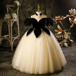 Maßgeschneiderte Schulter trägerlose Kontrastfarbe Blumenmädchenkleider Blumendesign Ballkleid elegante Prinzessin Robe Rüschen Ärmel P