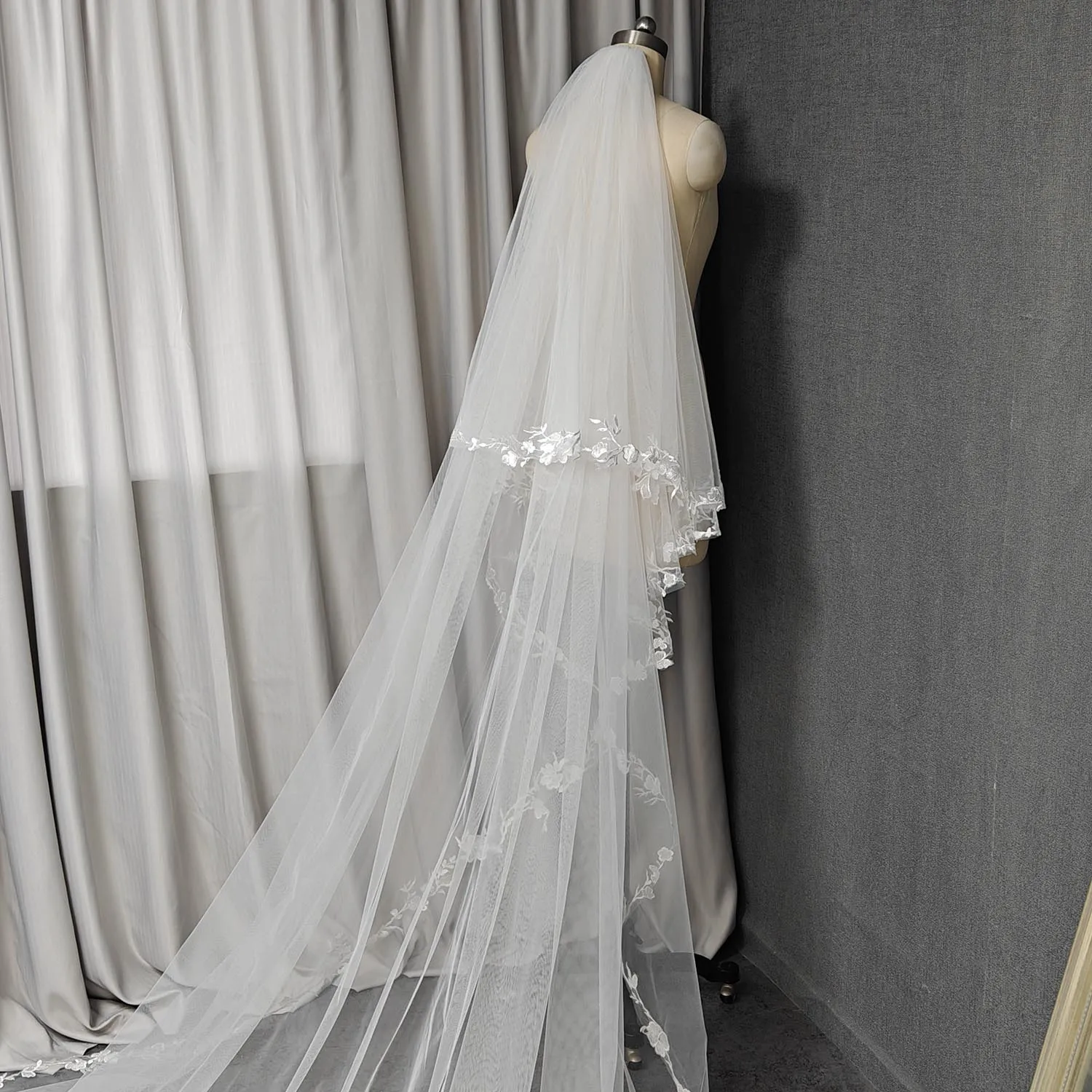 ผ้าคลุมเจ้าสาวแบบสั่งทำพิเศษ 2 ชั้น พร้อมชายกระโปรงทรงเมอร์เมด ผ้าคลุมเจ้าสาวแบบยาวทรง Cathedral พร้อมหวี ผ้าคลุมเจ้าสาวลูกไม้สีงาช้างพร้อมผ้าคลุมหน้า