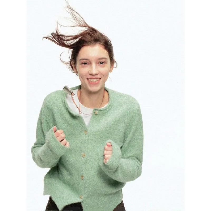 Modny sweter damski z dzianiny wełnianej w stylu retro, z zaokrąglonym dekoltem, długim rękawem, dopasowany, elegancki i uniwersalny.