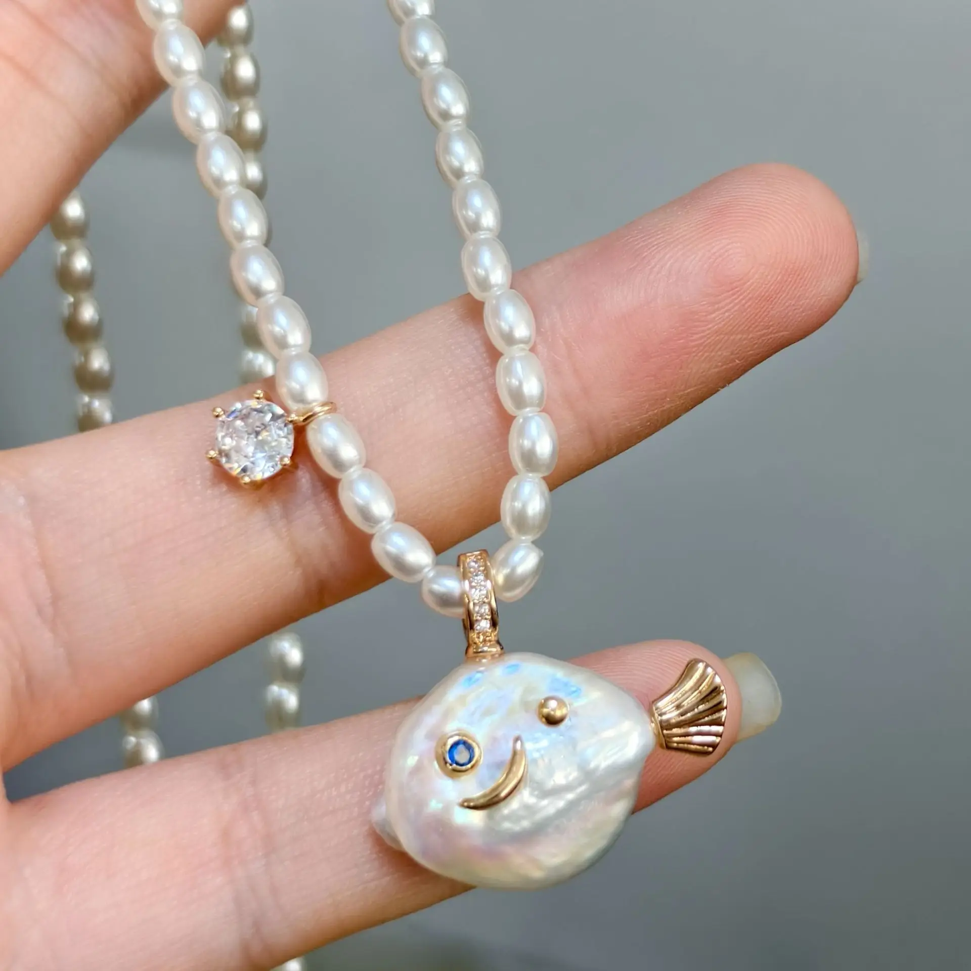 Edelstahl Natürliche Süßwasserperlen-Kette Halskette Rosa Fettköpfiger Fisch Clownfisch-Anhänger Choker Glänzender Zirkon Charm-Schmuck