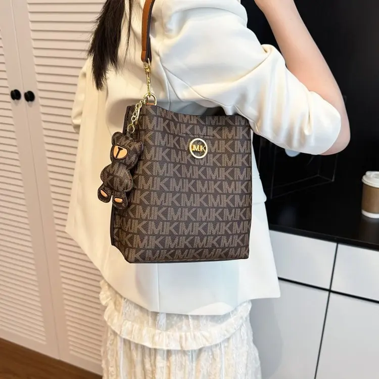 

Женская роскошная сумка с монограммой, новинка 2026 года, с металлической пряжкой и декором в виде медведя, вместительная сумка через плечо