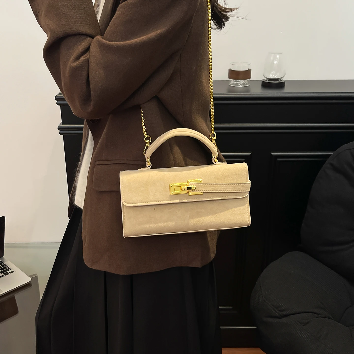 2025년 신상 트렌디 여성용 숄더백 우아한 잠금 플랩 메신저 크로스바디백 조절 가능한 스트랩 업무용 사무실 출퇴근용