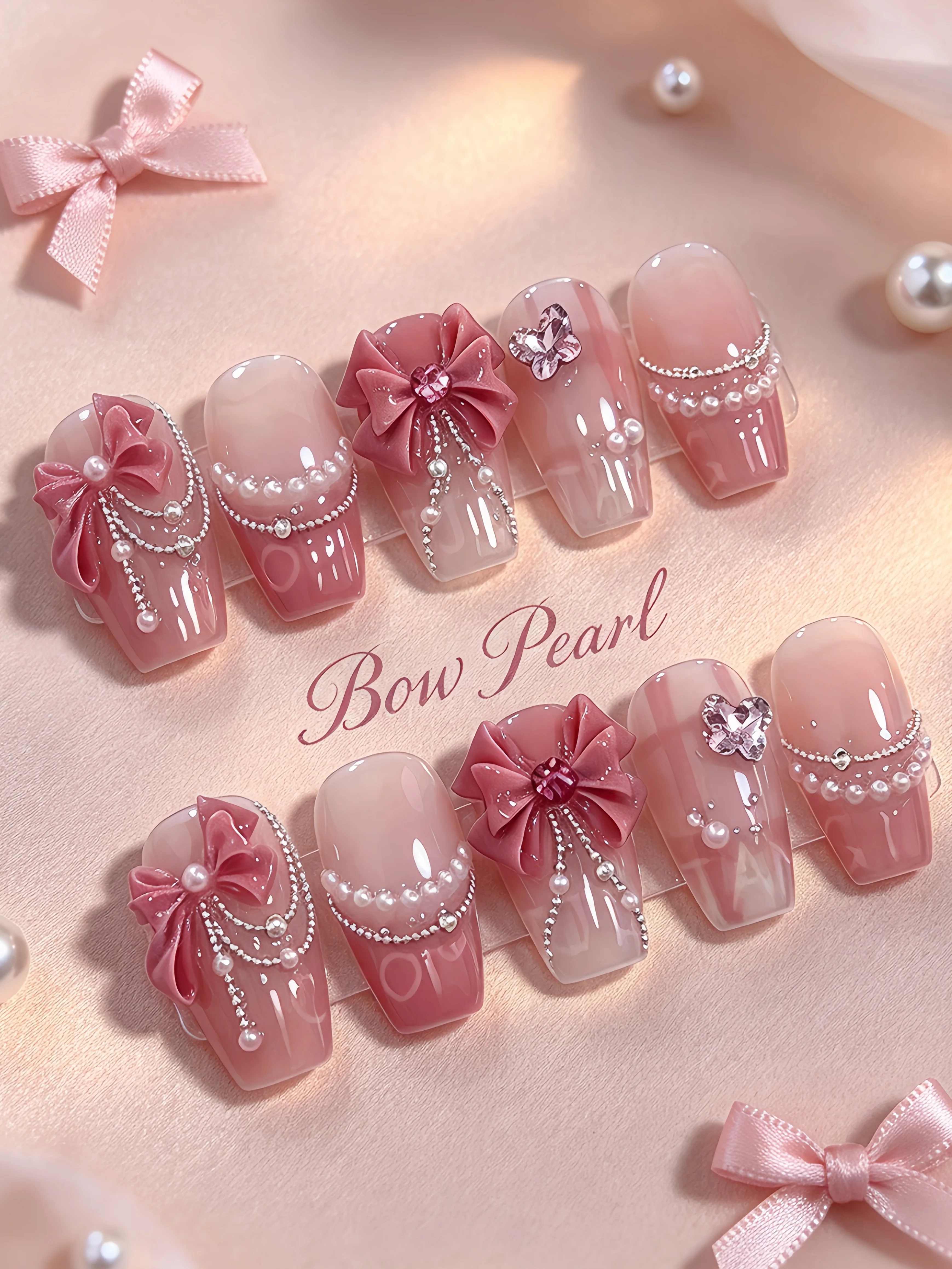 Ongles artificiels de style coréen, couleur rose nude transparent, avec nœuds en satin 3D et strass en forme de cœur, ongles artisanaux à porter, faux ongles pour une ambiance romantique.