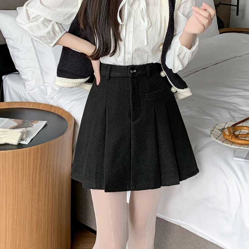 กระโปรงสั้นทรงเอไลน์เอวสูงสไตล์วินเทจผ้าขนสัตว์สำหรับผู้หญิง รุ่นใหม่ประจำปี 2025 สไตล์วินเทจสำหรับฤดูใบไม้ร่วงและฤดูหนาว กระโปรงพลีททรงสเก็ตเตอร์ลำลอง