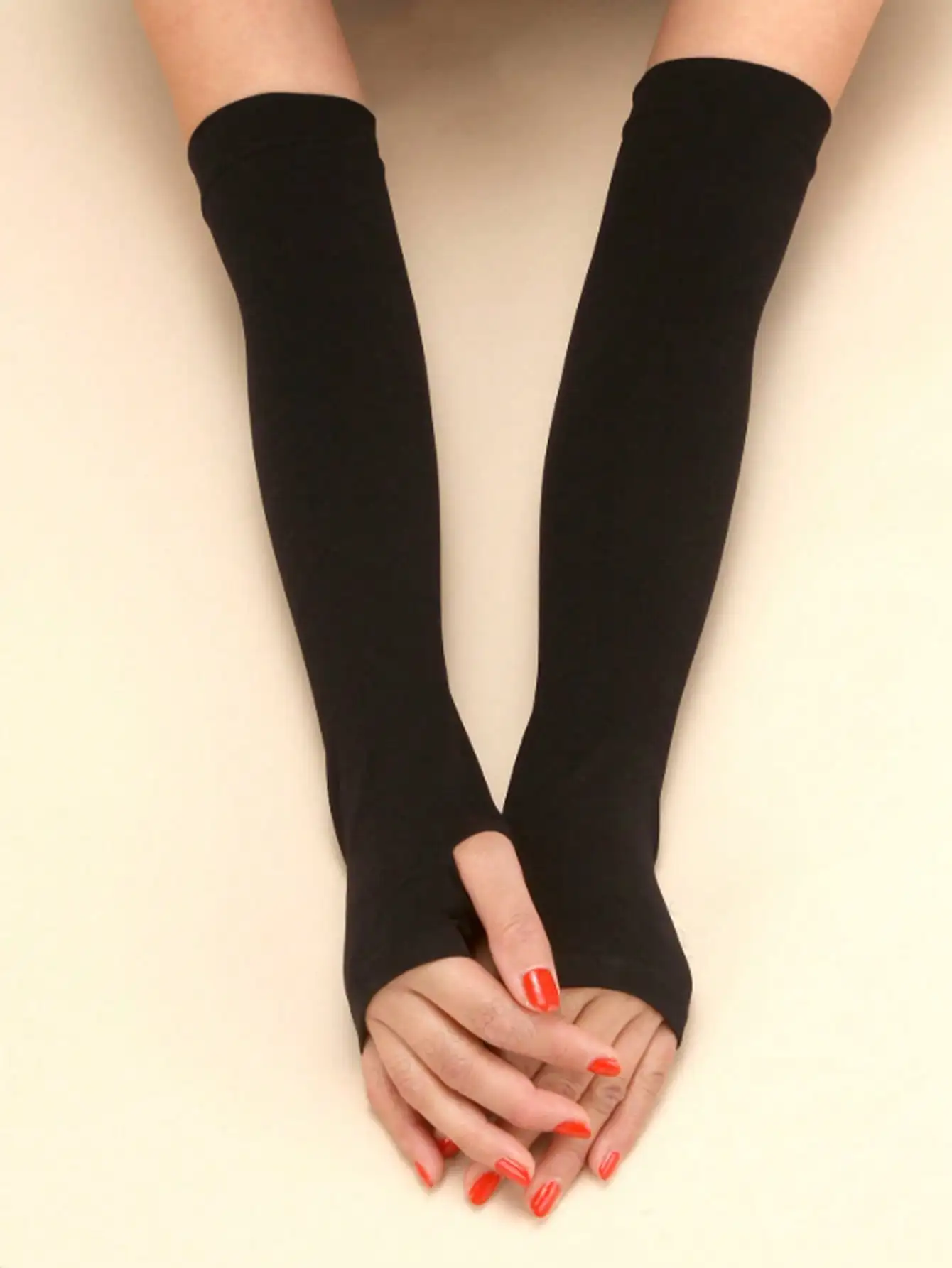 

1 пара защитных нарукавников, подходящих для повседневного использования.