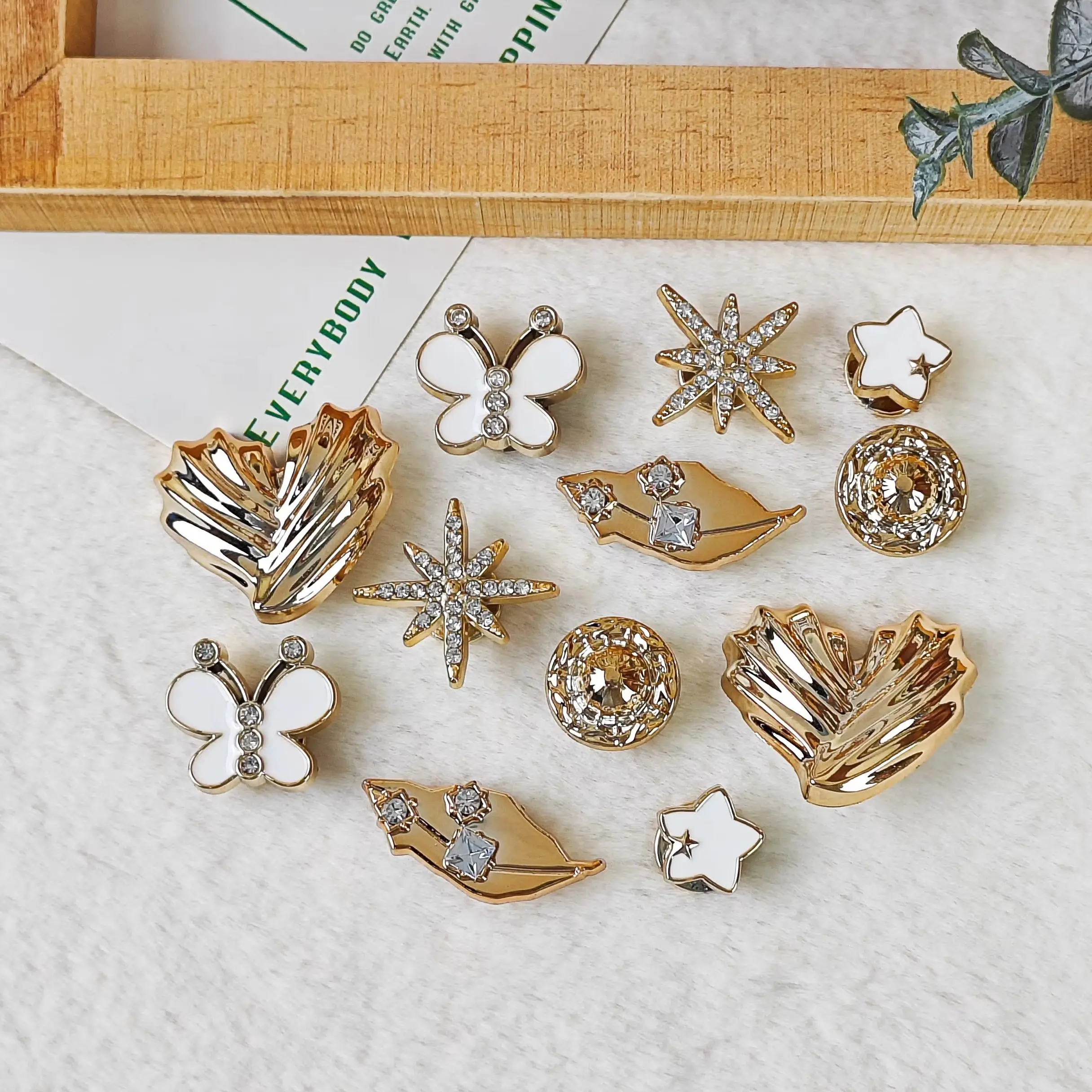 12Pcs DIY Shoe Decoration Charms Shiny Hearts, Stars, Butterflies, Leaf Decorations Non-Metal Lightweight Material Y2K Fashion Versatile Cute Personalized for Men and Women Suitable for Eva Beach Shoes, Sandals, Removable Shoe Decoration, Holiday Gift