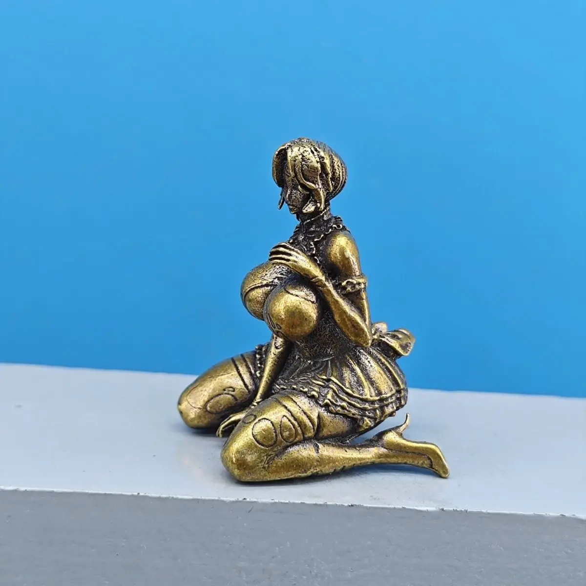 Brass Kneeling Girl Figurine Retro Mini Metal Statue Vintage Desk Decor Collectible Ornament Home Office Car Decoration
