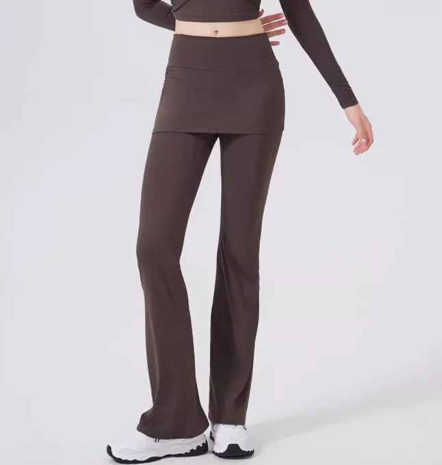 بنطلون رياضي نسائي بخصر مرتفع وتصميم واسع قليلًا مع تنورة تغطي الأرداف، مناسب للجري والرقص والبيلاتس.