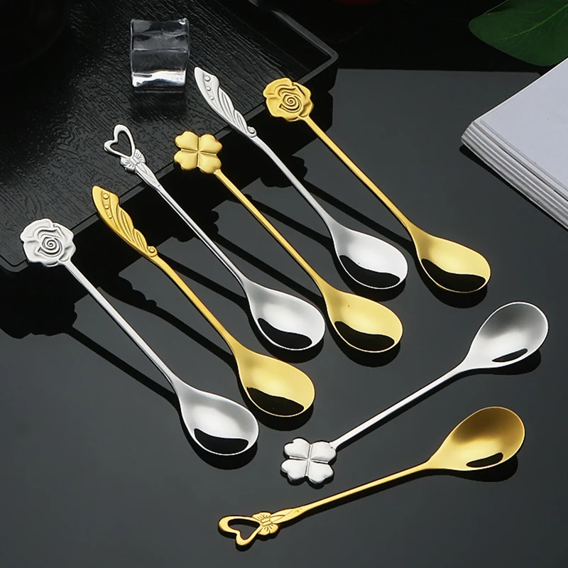 Mini cuchara de café en forma de corazón con nudo de lazo 3D, cuchara colgante de postre de té, cuchara dorada y plateada, cubiertos de acero inoxidable