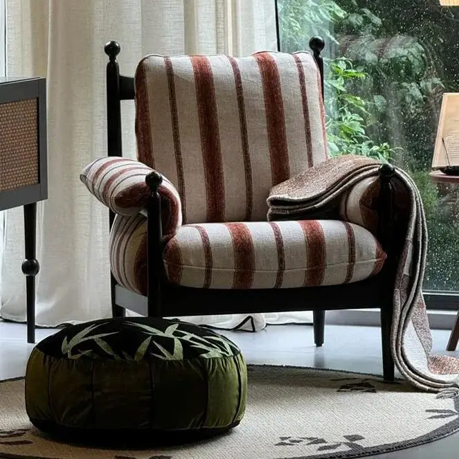 Lässiger Retro-Stuhl mit Rückenlehne