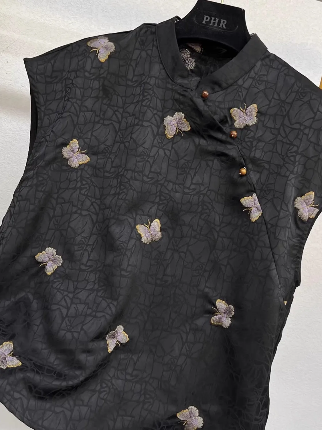 Letnia kolekcja 2025, damska bluzka z stójką, w stylu vintage, zapinana na guziki, z nadrukiem, rozpinana, luźny krój, cienki materiał, jednolity kolor.