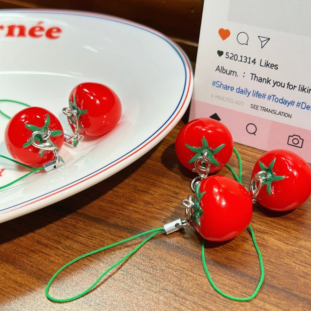 LLavero de tomate de resina de nueva tendencia japonesa, auriculares para estudiantes, decoraciones para teléfonos móviles, llaveros para llaves de coche para mujer, regalos al por mayor