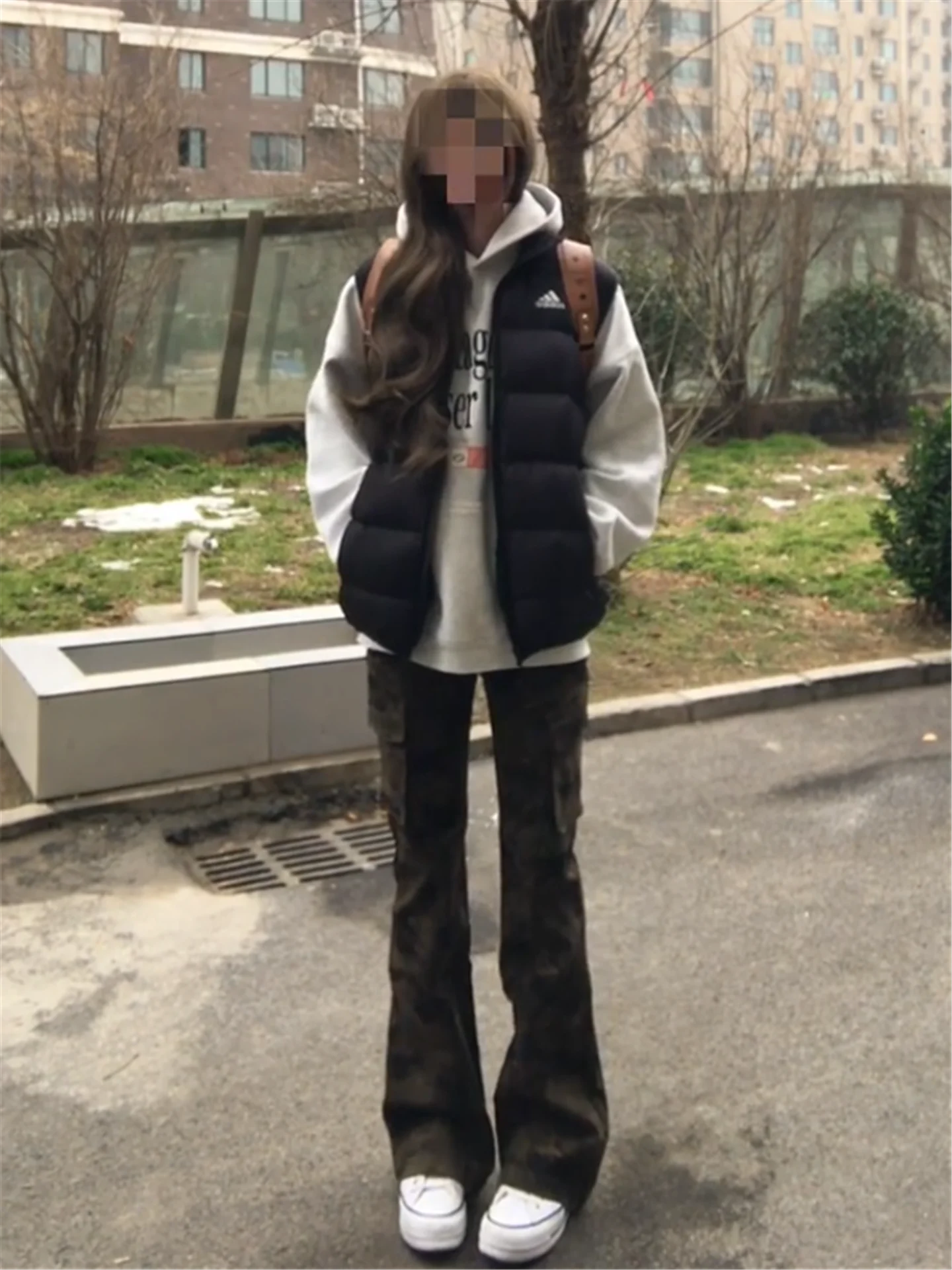 

Американские джинсы-клеш с камуфляжным принтом и низкой посадкой, женские, стройнящие, удлиненные, с множеством карманов, в рабочем стиле