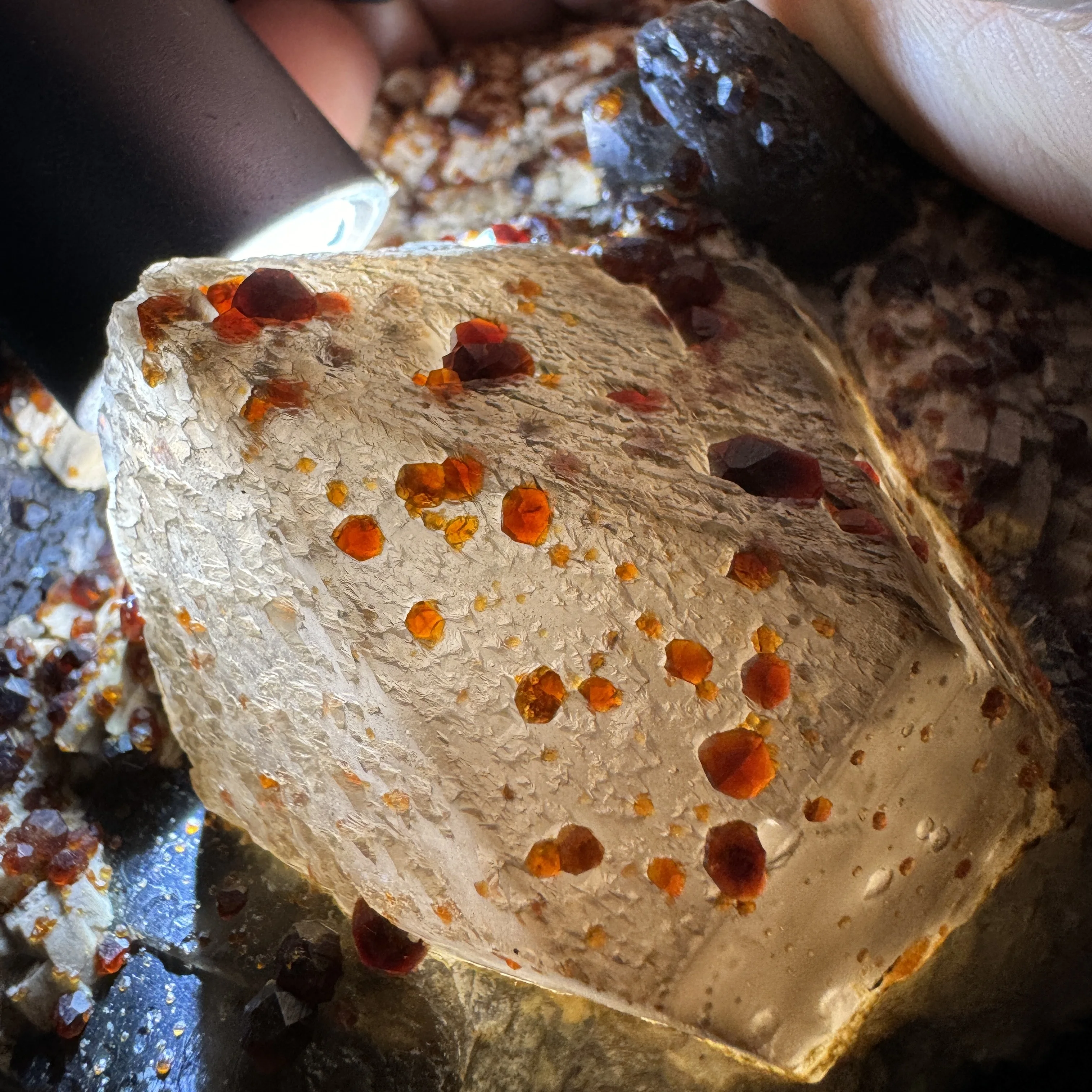 630g Natural Garnet Raw With Feldspar Smoky Crystal Quartz Symbiosis Mineral Specimen Home Decor Healing Stone