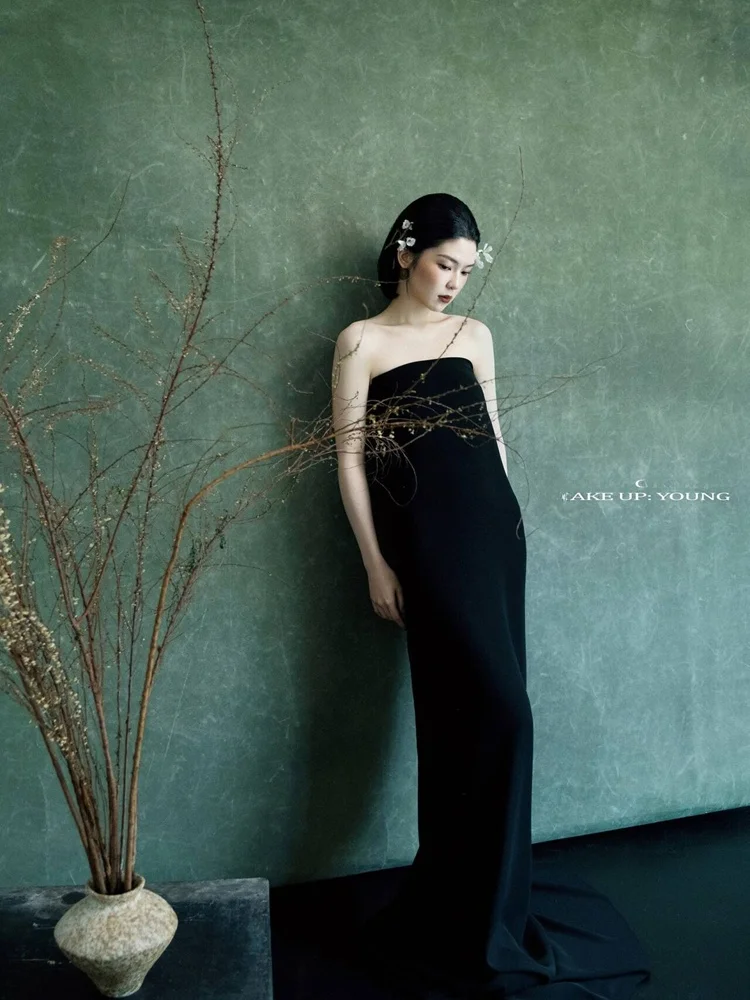 

2026 New Oriental Aesthetic Photography Studio Chinese Style Cold Tone Minority National Portrait Fashionable Women's Clothing