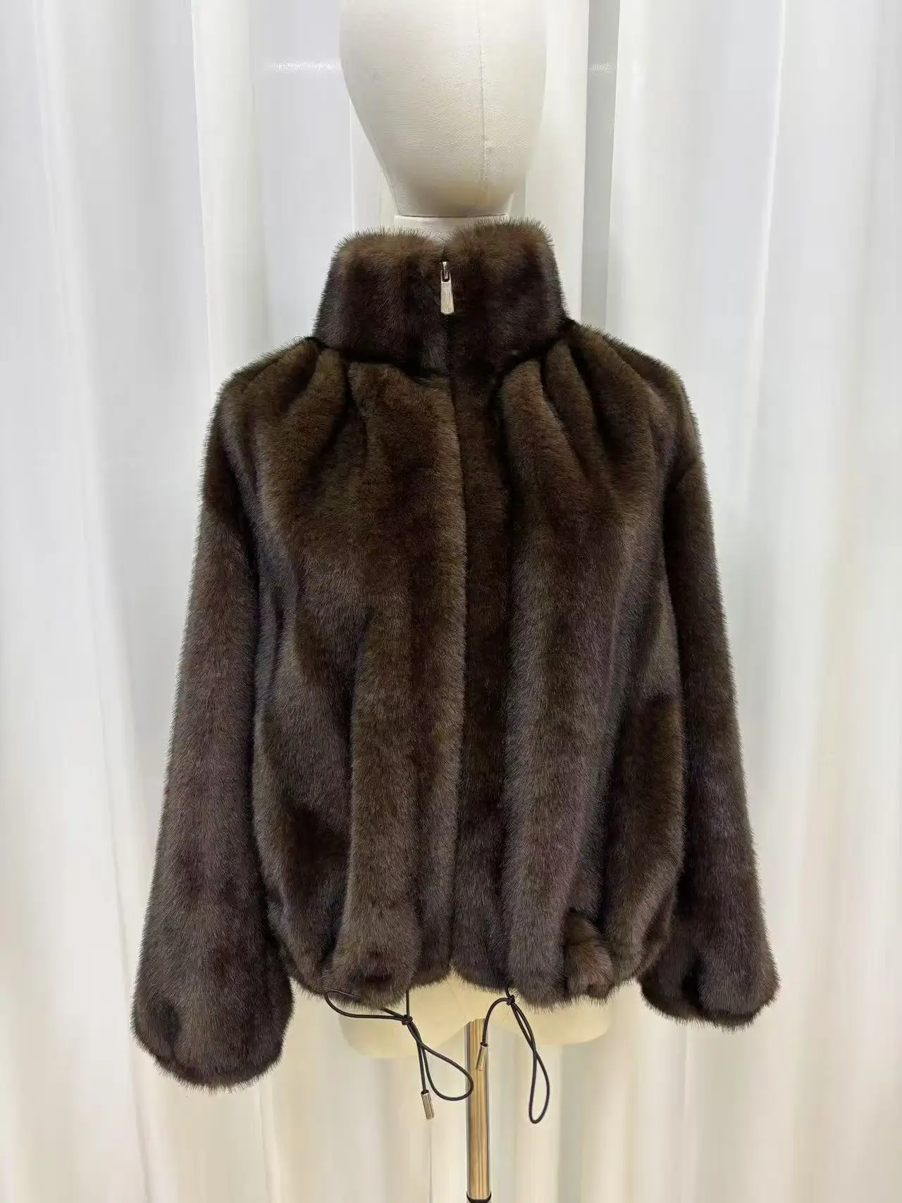 معطف فرو جديد لعام 2025 للنساء معطف من المينك الأساسي دافئ قصير من الجلد ملابس خارجية شتوية من الفرو