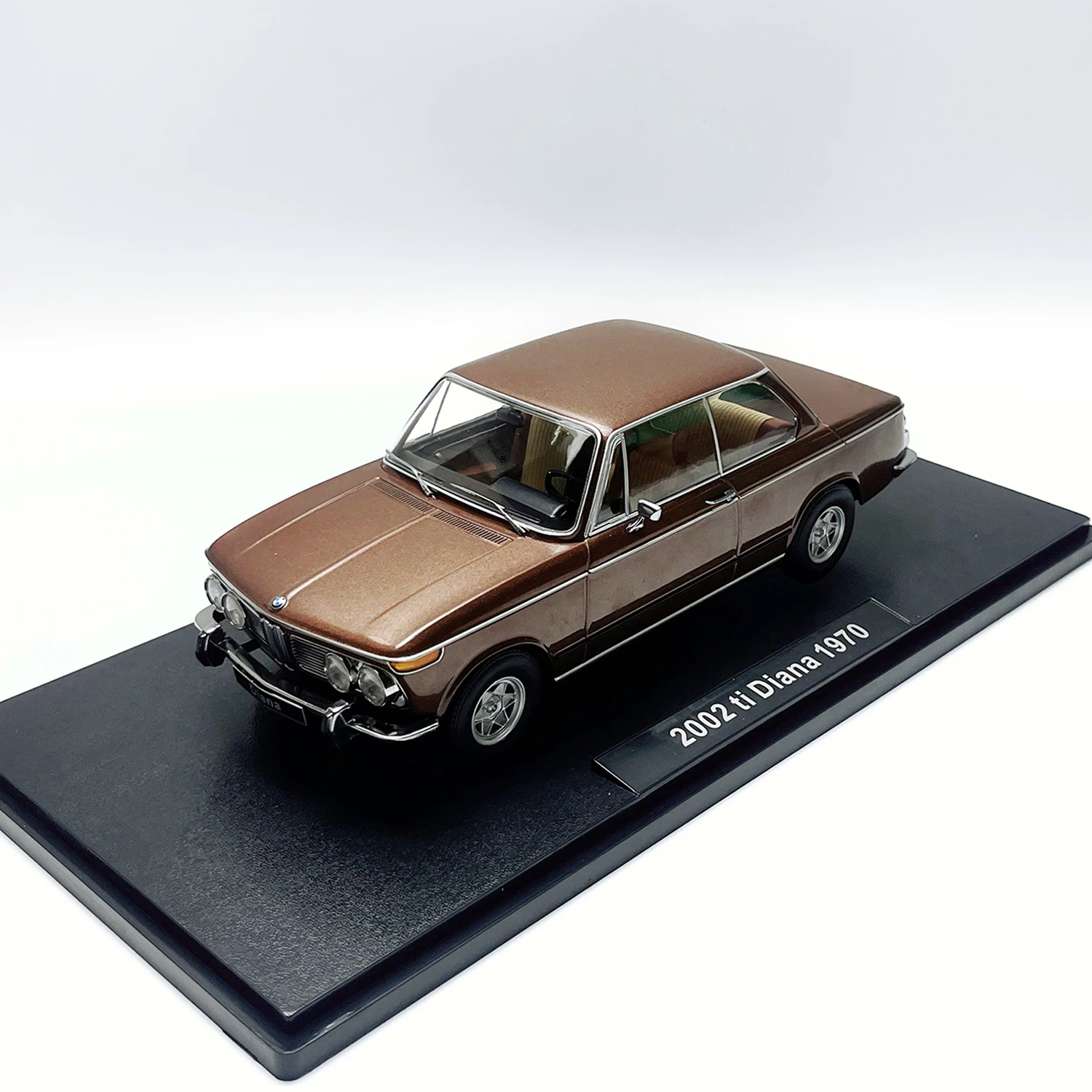 KK 1:18 Scale Diecast Alloy BMW 2002 1602.1 SERIEของเล่นรถโบราณรุ่นคลาสสิกNostalgiaผู้ใหญ่ของที่ระลึกของขวัญจอแสดงผลแบบคงที่