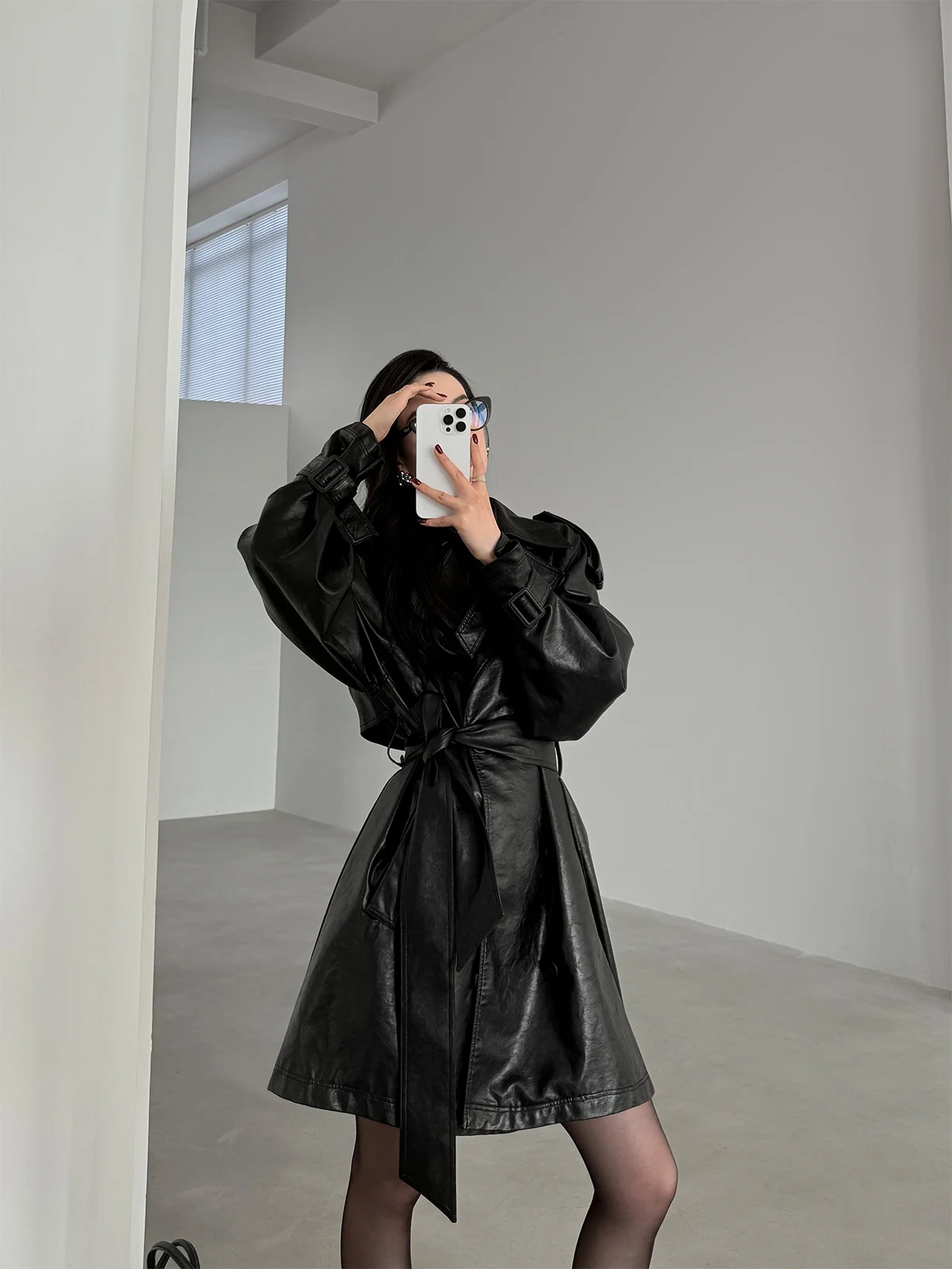 เสื้อแจ็คเก็ตหนังสีดำ เสื้อโค้ทยาวสำหรับผู้หญิง แบบลำลอง กระดุมสองแถว หนัง PU แฟชั่นฤดูใบไม้ผลิและฤดูใบไม้ร่วง คุณภาพสูง PAPERLLL