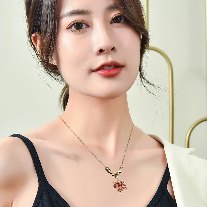 새로운 붉은 단풍잎 펜던트 목걸이, 여성 쇄골 목걸이, 틈새 디자인, 가벼운 럭셔리 하이 엔드 액세서리