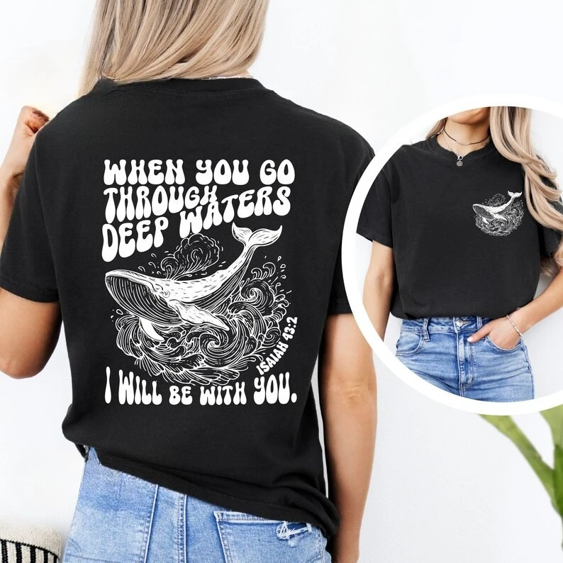 قميص ديني عندما تذهب عبر المياه العميقة سأكون معك مسيحيًا مريحًا وفضفاضًا تي شيرت آية الكتاب المقدس هدية #2