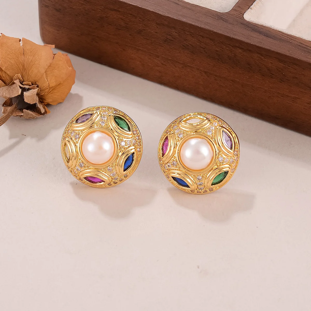 Vintage Baroque Pearl Stud Earrings for Women Luxury Colorful Crystal Zircon Round Button Earring Wedding Party Jewelry Gift