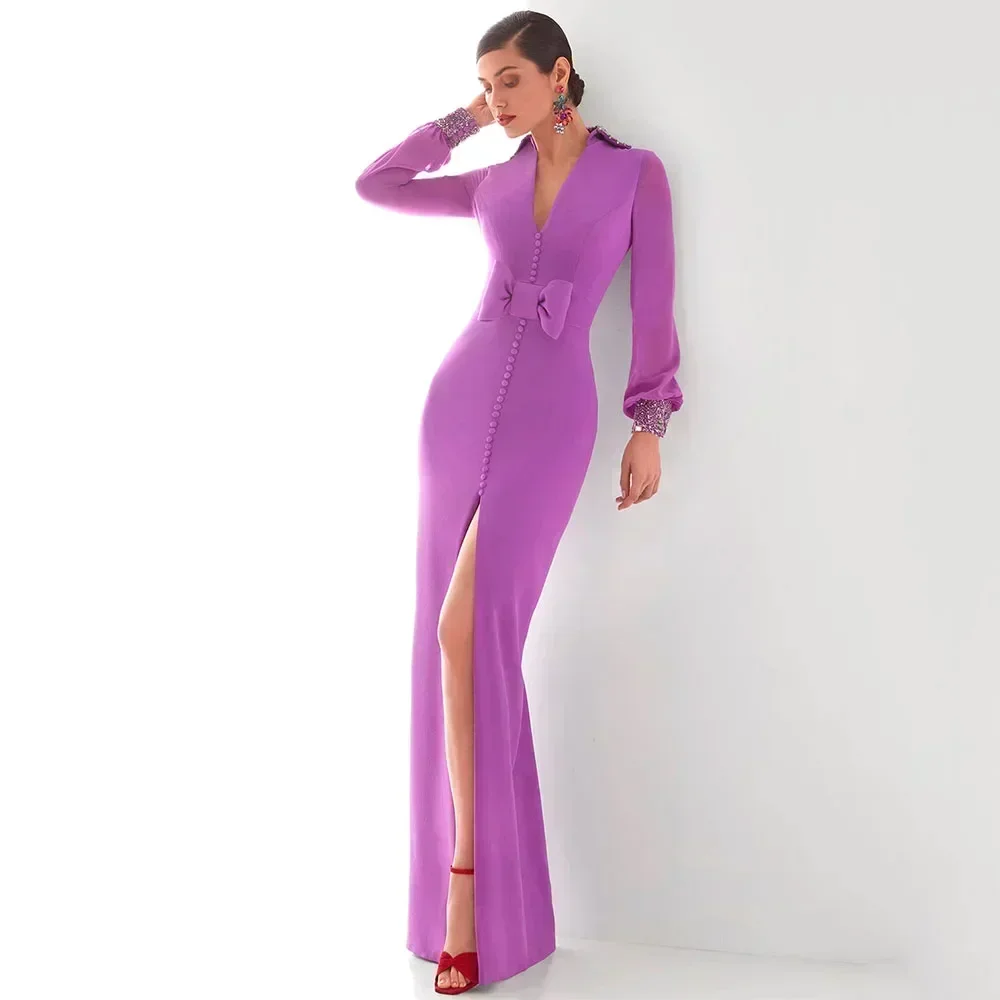 Maßgeschneiderte Abendkleider, lila Schleife, Knöpfe, Strass vorne, geteilt, Etui-Linie, V-Ausschnitt, bodenlang, lange Ärmel, Hochzeitsgast-Kleider
