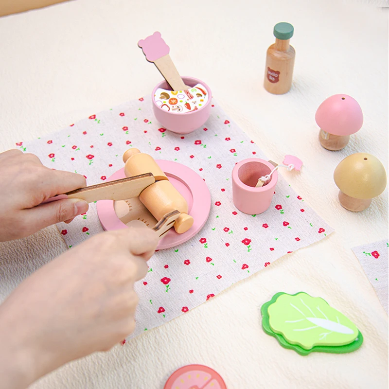 مجموعة ألعاب مطبخ الدب الخشبي |   تتضمن لعبة الطبخ التظاهري للأطفال أدوات المطابخ وأطعمة واقعية كهدية للأطفال