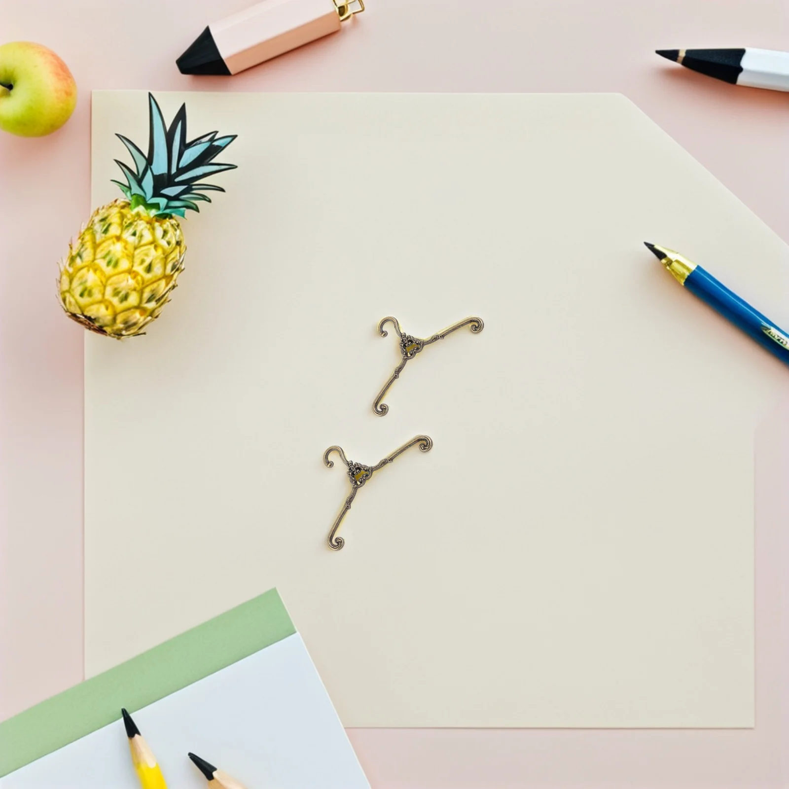 

30Pcs Miniature Hangers Metal Retro Design for Dollhouse Clothing Storage Realistic Home Decor Accessory Display Rack