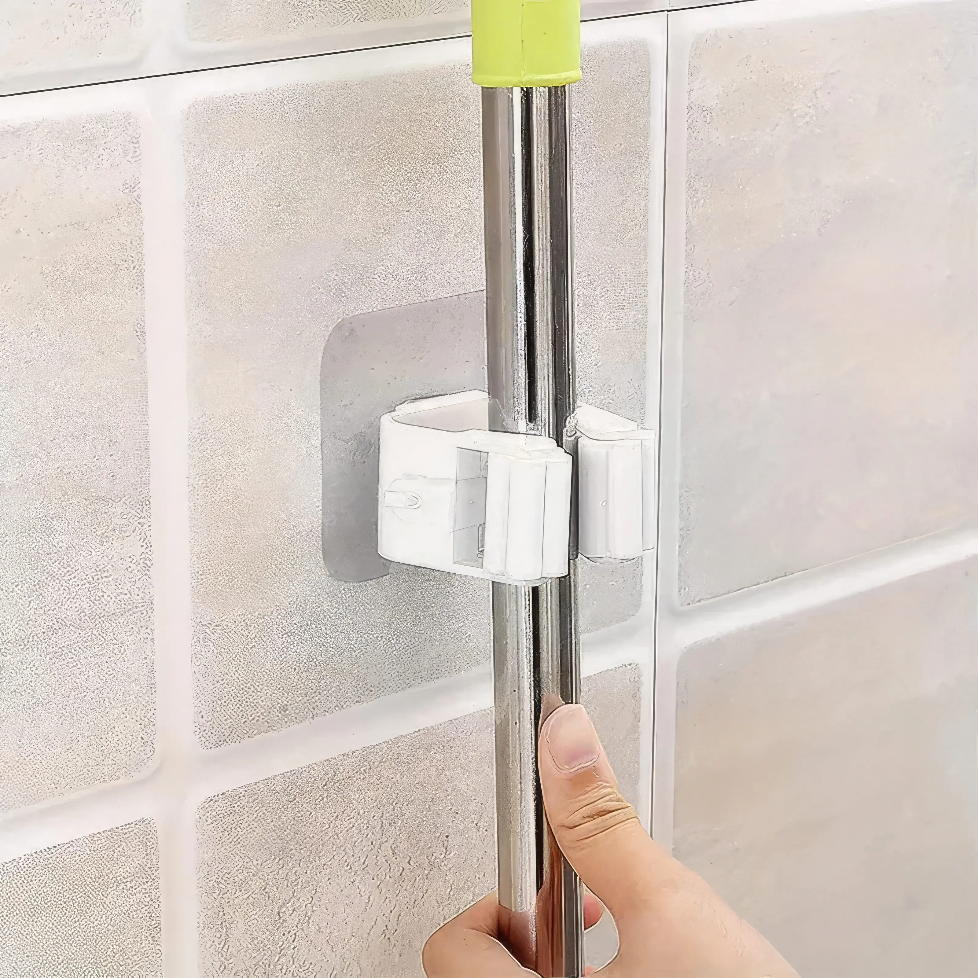 

Держатель для швабры из 4 частей, без сверления, с клейкой установкой, практичный крючок, подходит для настенного крепления в ванных комнатах и туалетах.