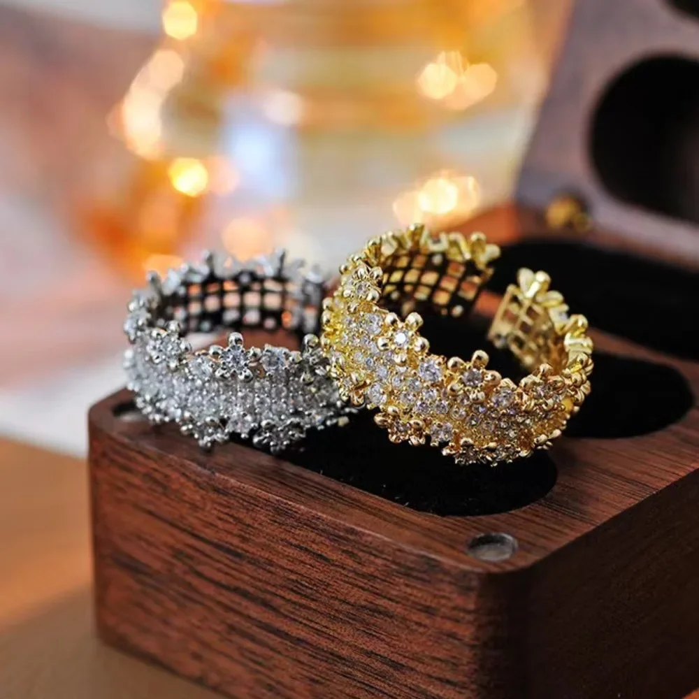 خاتم نسائي مفتوح من المألوف والإبداعي بتصميم بتلات مجوفة مرصع بالزركون، خاتم ذهبي نسائي ساحر.