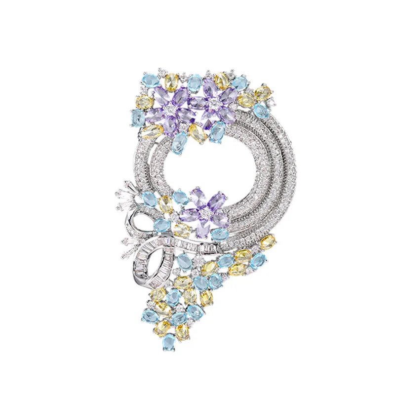 أكاليل ودبابيس ذات تصميم راقي ومعاطف رائعة وأنيقة ودبابيس وصدرية ومعاطف وإكسسوارات السهرة